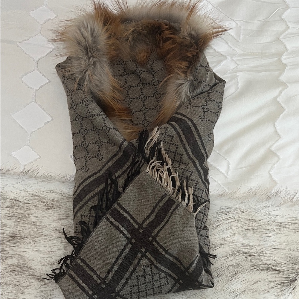 Gucci Gray and Brown Patterned Shawl with Fur Trim - Picture 5 of 6